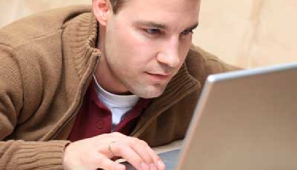Mann arbeitet am Laptop © Sven Bähren, Fotolia.com