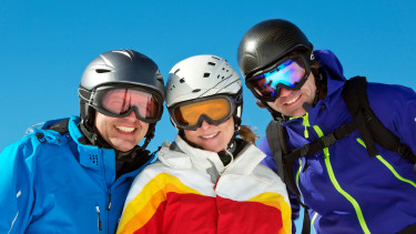 Skifahrer mit Helm © grafikplusfoto, stock.adobe.com