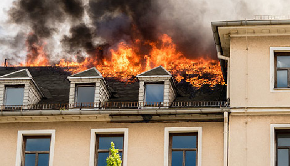 Dachstuhl eines Hauses steht in Flammen