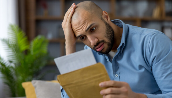 Junger Mann verzweifelt wegen hoher Stromrechnung