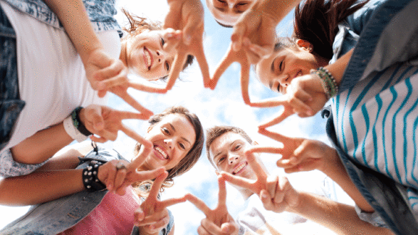 Jugendliche stehen im Kreis und bilden mit den H&auml;nden einen Stern