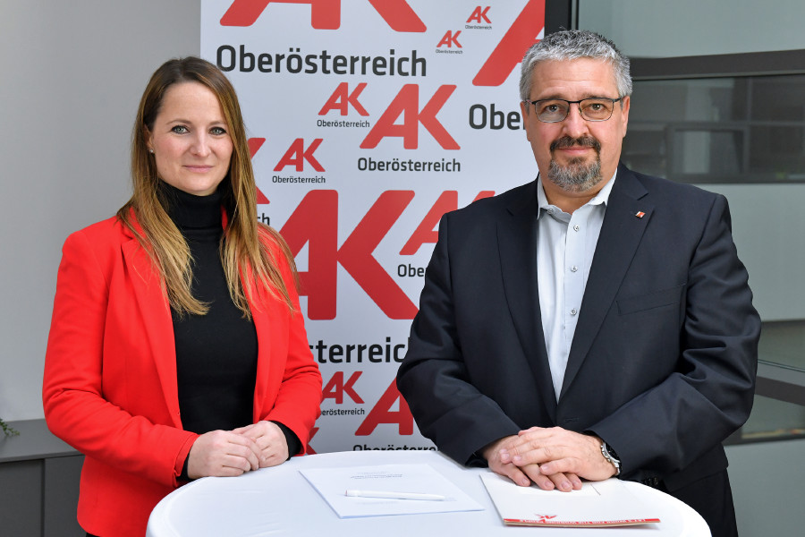 Mag. Tanja Feßl (AK-Bezirksstellenleiterin Grieskirchen) und Andreas Stangl (AK Präsident)