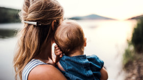 Alleinerziehende Mutter mit Kleinkind © Halfpoint, stock.adobe.com
