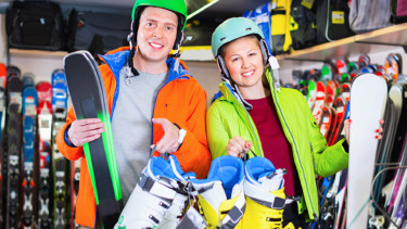 Skifahrer im Skiverleih &copy; JackF, stock.adobe.com