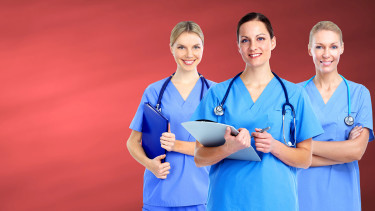 3 junge Frauen als Krankenschwestern © Kurhan, stock.adobe.com