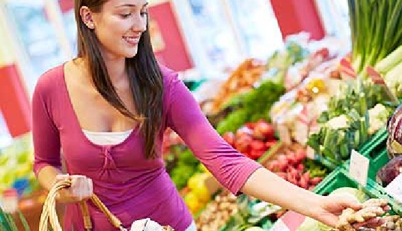 Frau kauft Gemüse und Obst im Supermarkt © Robert Kneschke, Fotolia.com