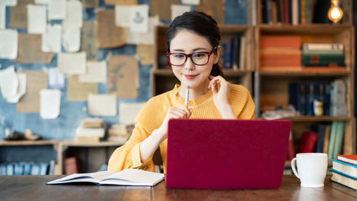 © metamorworks, stock.adobe.com Studentin sitzt vor Laptop © metamorworks, stock.adobe.com