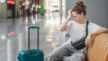 verzweifelte junge Frau am Flughafen