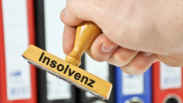 Eine Hand hält einen Holzstempel, auf dem das Wort „Insolvenz“ steht. © Marco2811_low, stock.adobe.com Eine Hand hält einen Holzstempel, auf dem das Wort „Insolvenz“ steht.