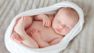Neugeborenes schlafendes Baby © Ramona Heim, stock.adobe.com