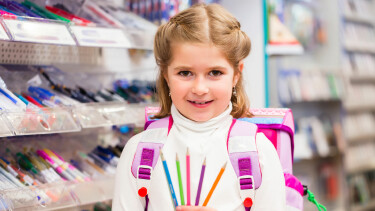 Mädchen kauft Schulsachen © Kzenon, stock.adobe.com