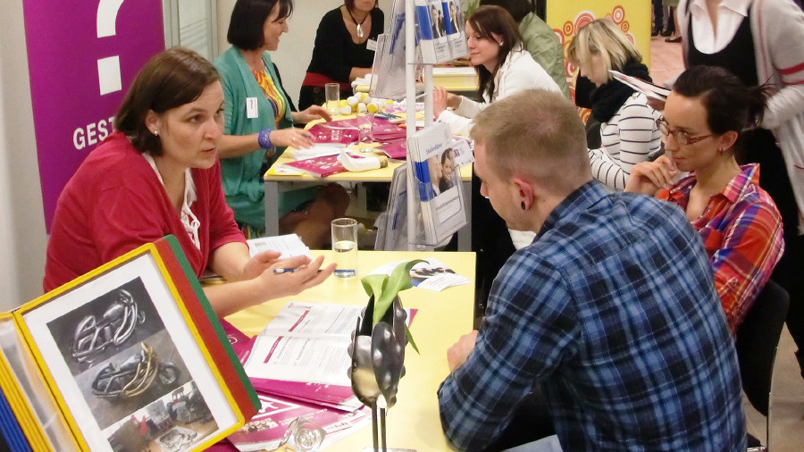 3 Stunden volles Programm: Das bietet der AK-Weiterbildungsabend „Leit, seids gscheit!“ am 7. Februar in der Trinkhalle Bad Ischl – kostenlos. © -, Arbeiterkammer Oberösterreich Beratung bei der Messe WEITERmitBILDUNG © -, Arbeiterkammer Oberösterreich