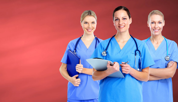 3 junge Frauen als Krankenschwestern © Kurhan, stock.adobe.com