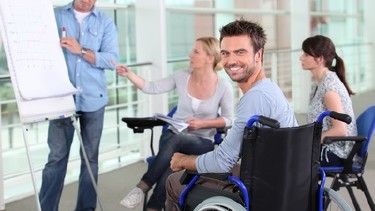 Junger Mann im Rollstuhl nimmt an einer Besprechung teil © auremar, Fotolia
