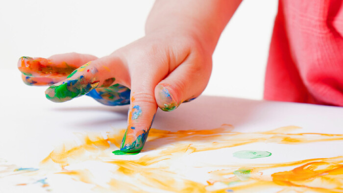 Kind malt mit Fingerfarben © zwiebackesser, stock.adobe.com