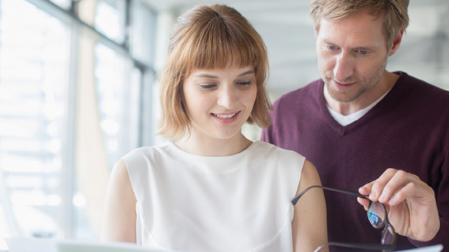Zwei Personen betrachten gemeinsam ein Dokument