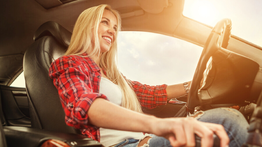 Frau absolviert Fahrsicherheitstraining 